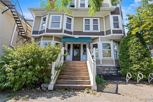 Building Photo - 762 Elmwood Ave