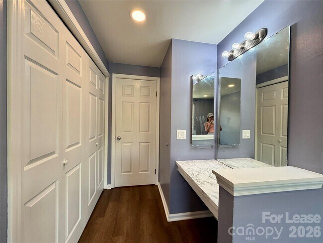 Building Photo - 9604 Vinca Cir