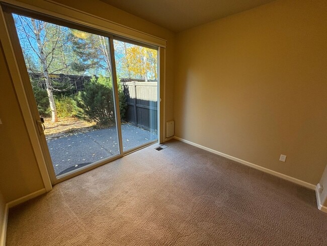 Building Photo - Beautiful 3 Bed/2.5 Bath Townhome in SE Be...