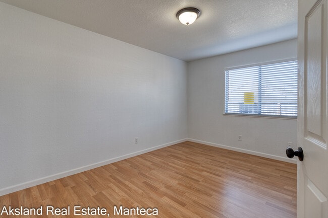 Building Photo - 15046 Cambridge Dr