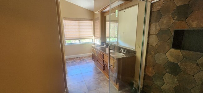 Building Photo - Wonderful 3 Bedroom 2.5 Bathroom Home in E...