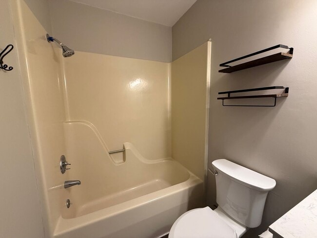 Building Photo - 3-Bedroom Townhome Just Minutes From Downtown Hickory!