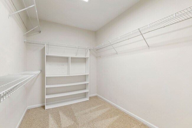 Building Photo - Charming 2-Bedroom Townhome in Desirable Remington Oaks, Cary!