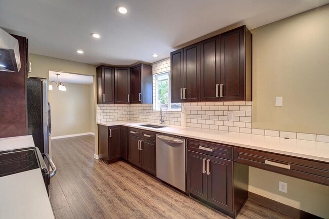 Building Photo - 3bd/2ba Federal Way House