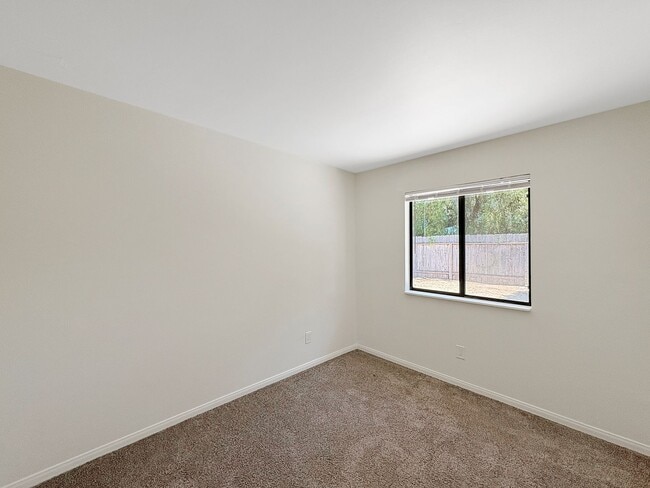 Building Photo - Spacious 4-Bedroom Retreat in the Heart of...