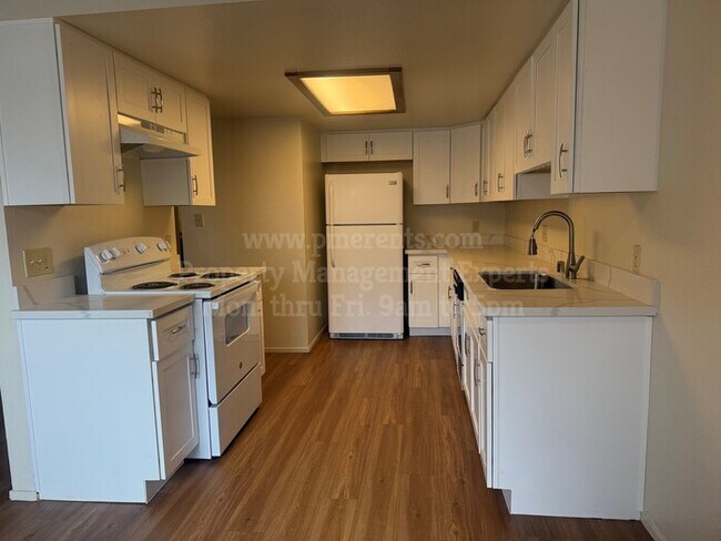 Building Photo - 3701 Colonial Dr