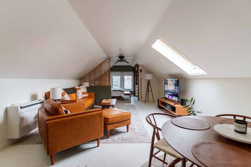 Building Photo - 824 5th St NE