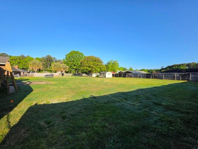 Building Photo - 450 Derek Dr