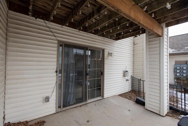 Building Photo - Updated 2 BR Condo in the Heart of Coralville! Available NOW!!!