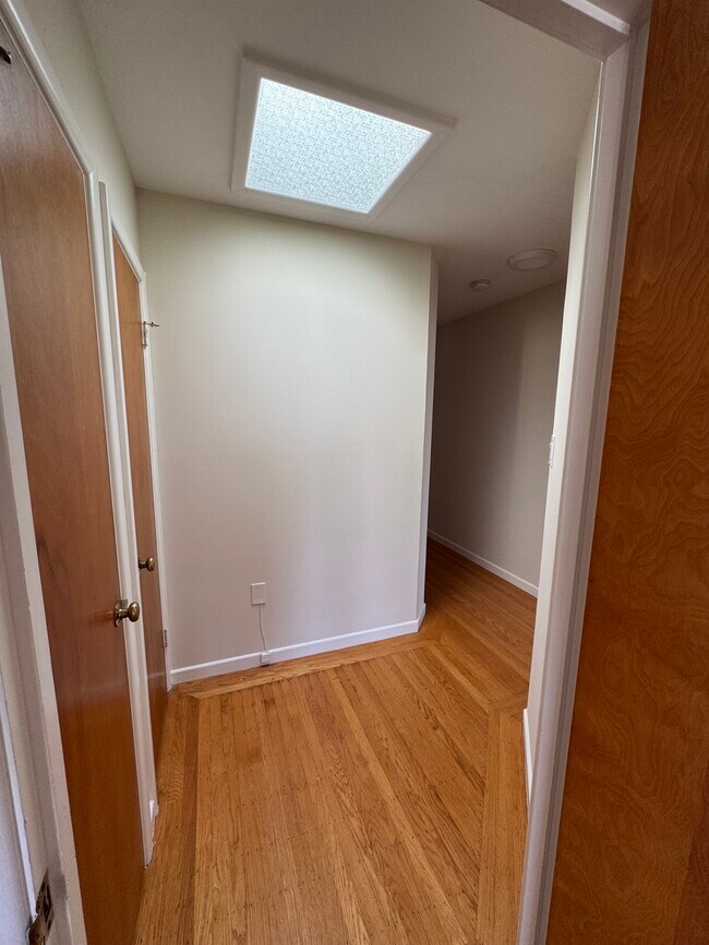 hallway (view from 3rd bedroom) - 2727 Franklin St