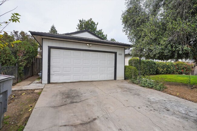 Building Photo - 4115 N Briarwood Ave