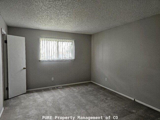 Building Photo - Tri-level home with central air and 1-car garage