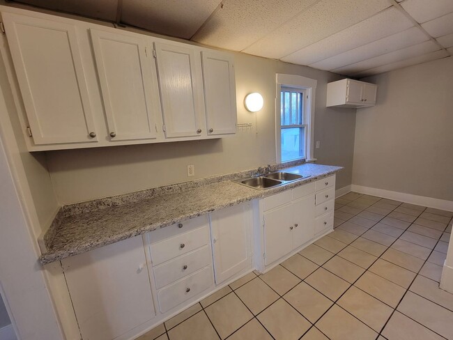 Building Photo - Welcome to this charming 2-bedroom, 1-bath...