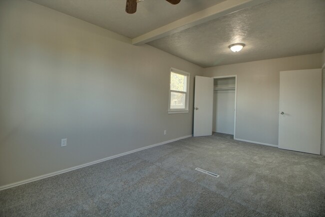 Building Photo - Pet Friendly Kearns Home