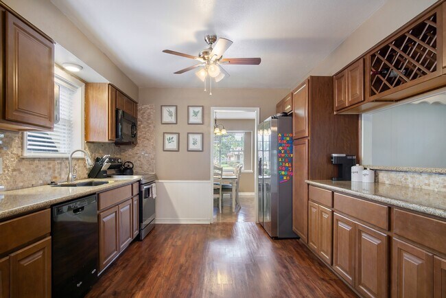 Building Photo - 706 Yale Ln