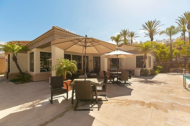 Building Photo - Elegantly Furnished Coastal Condo with Mountain Views