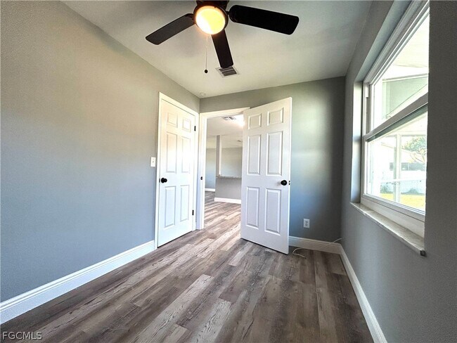 Building Photo - 4210 SE 3rd Ave