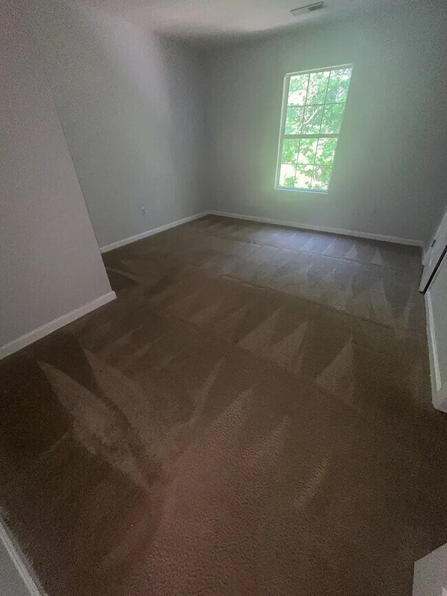 Building Photo - 3 Bedroom 2.5 Bathroom