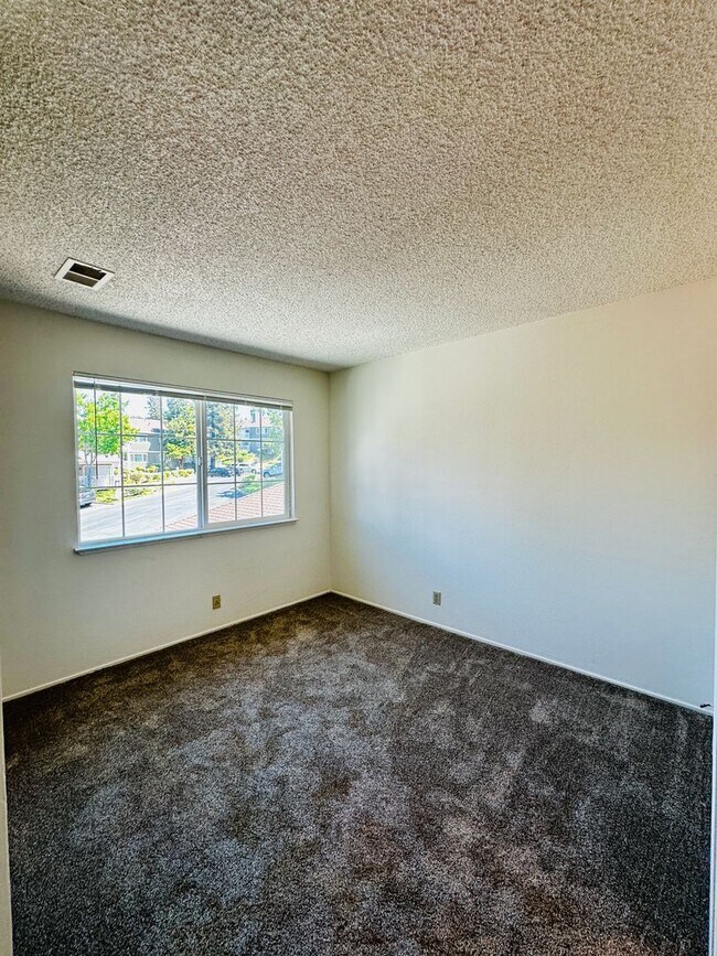 Building Photo - Bridgeview top floor condo with tree top w...