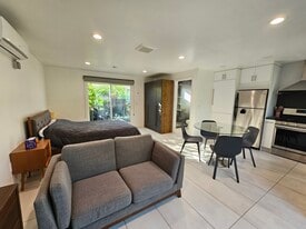 Building Photo - 11852 Menlo Ave