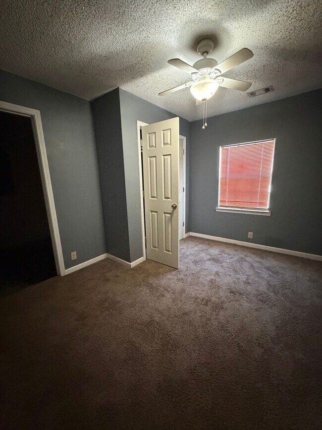 Building Photo - FOR RENT