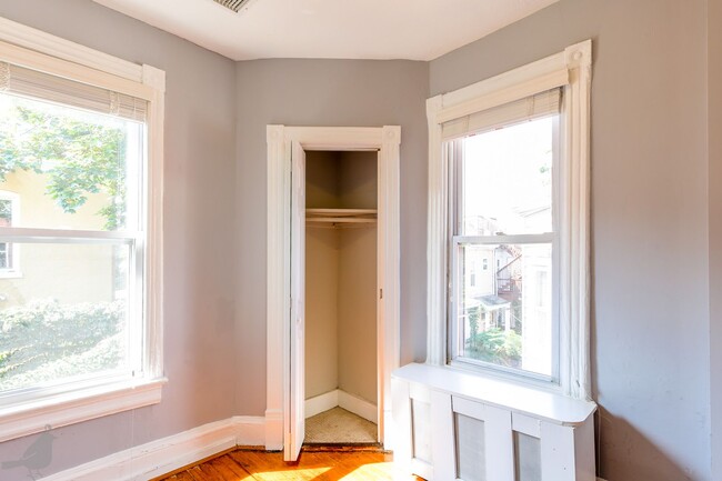 Building Photo - Classy Columbia Heights Row Home! 1/2 Off ...