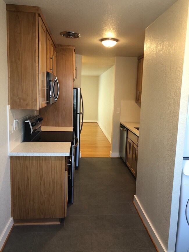 Building Photo - Clinton Abernathy Gorgeous Remodel Spaciou...