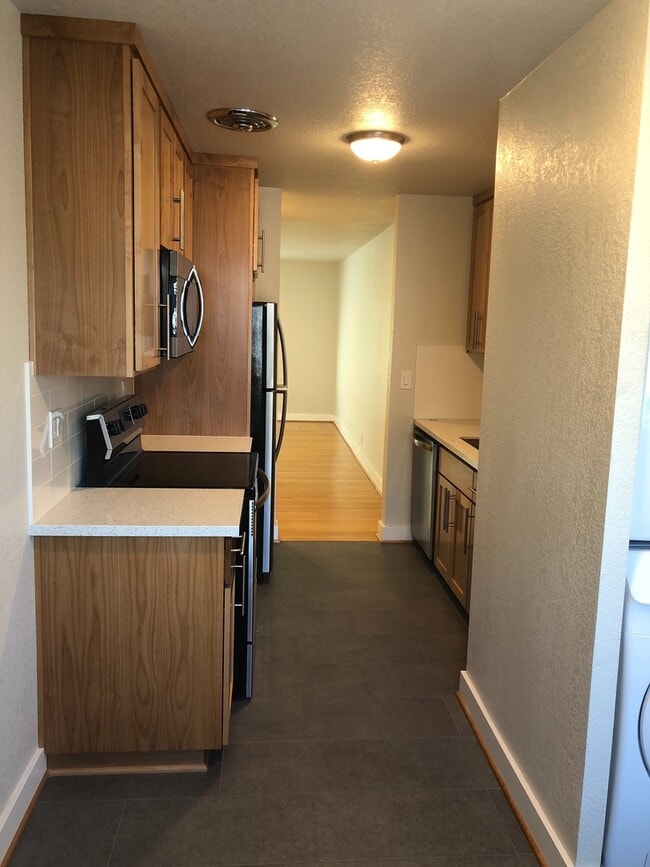 Building Photo - Modern Updates Hardwood-Quartz-SS Applianc...