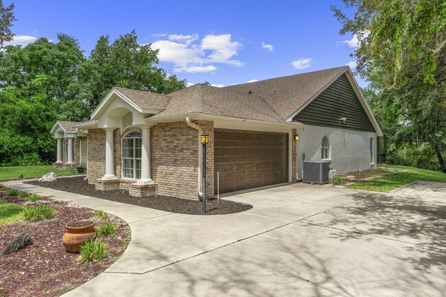 Building Photo - 2120 Lakebreeze Way