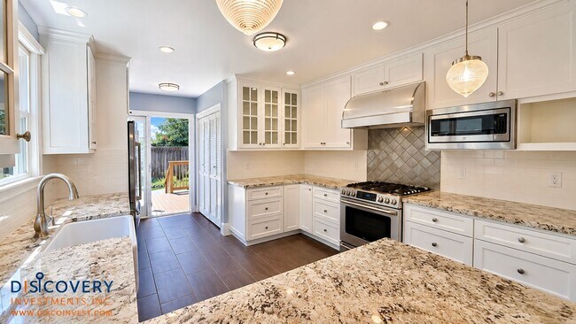 Building Photo - Stylish and Sophisticated Bungalow off Piedmont Avenue