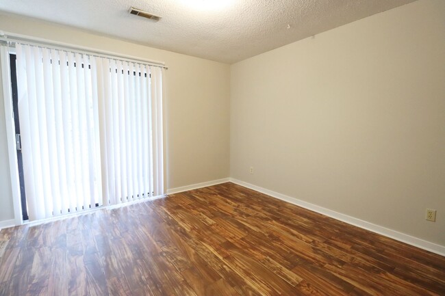 Building Photo - Spacious 2BR 2BA townhome in Village Creek!