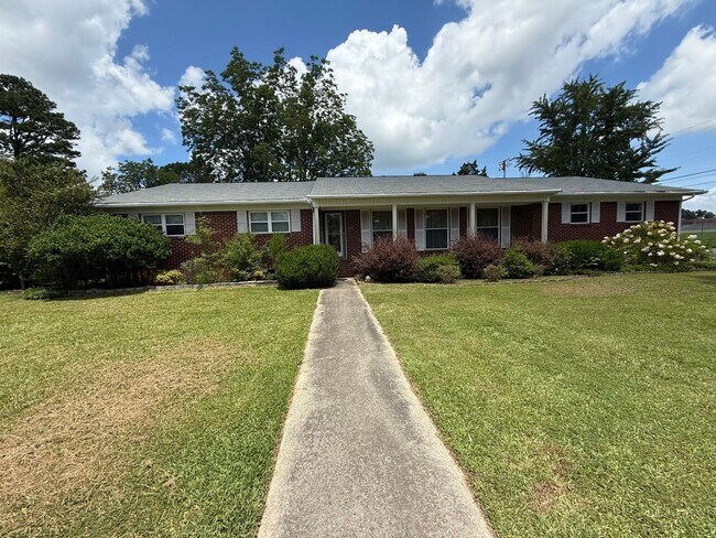 Building Photo - ~Beautiful, Well-Manicured Neighborhood~  ...