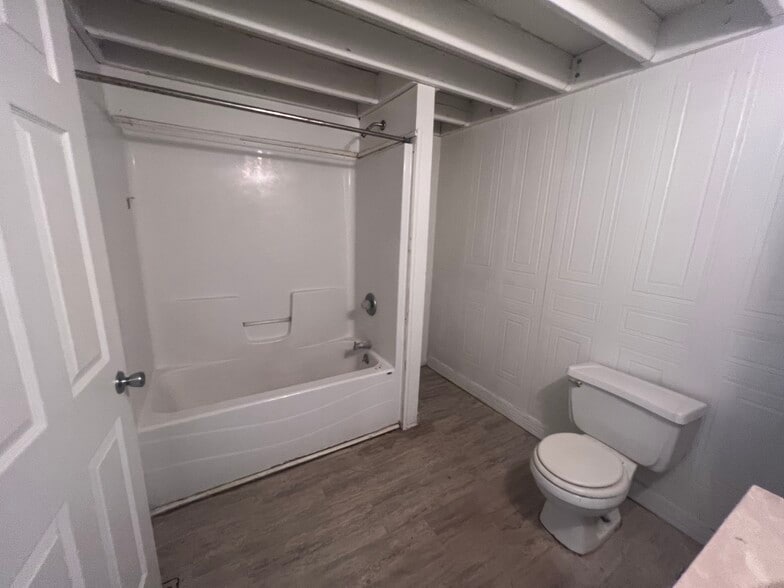 Bathroom - 1001 Dubuque St