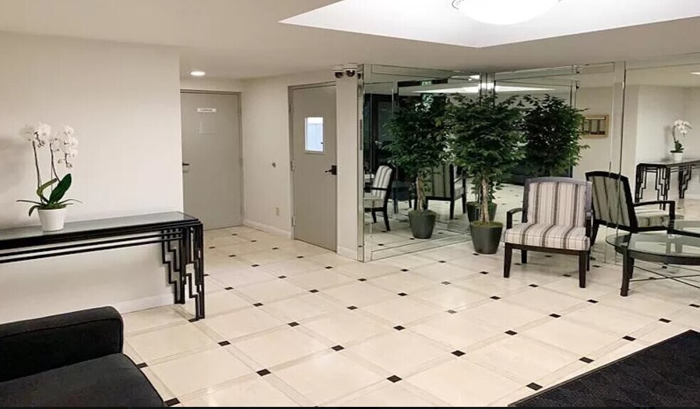 Building Photo - 1242 S Barrington Ave