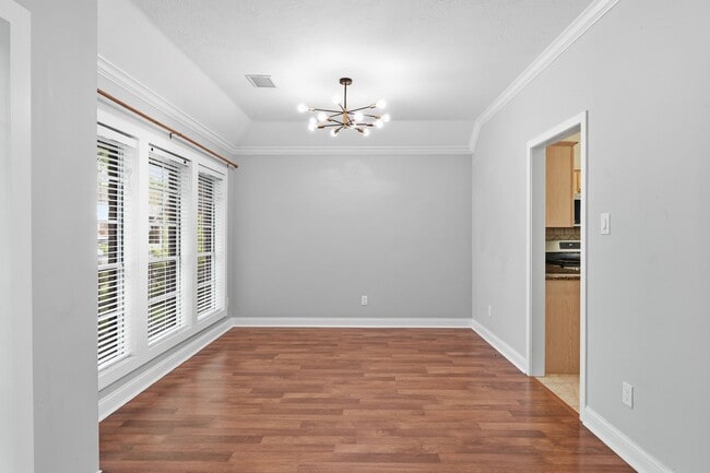 Building Photo - 1813 Oakwood Dr E