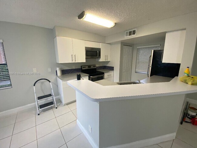 Building Photo - 9999 Summerbreeze Dr