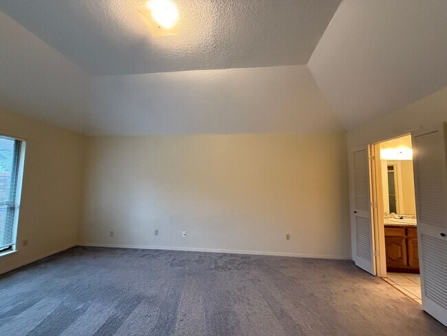 Building Photo - Huge Master Suite, culd-du-sac, Jenks Scho...