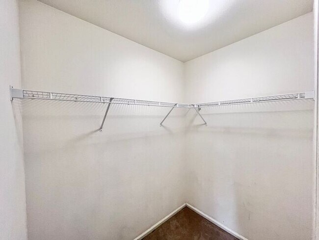 Building Photo - NEW CARPET & PAINT! Beautiful 3 Bedroom 2 ...