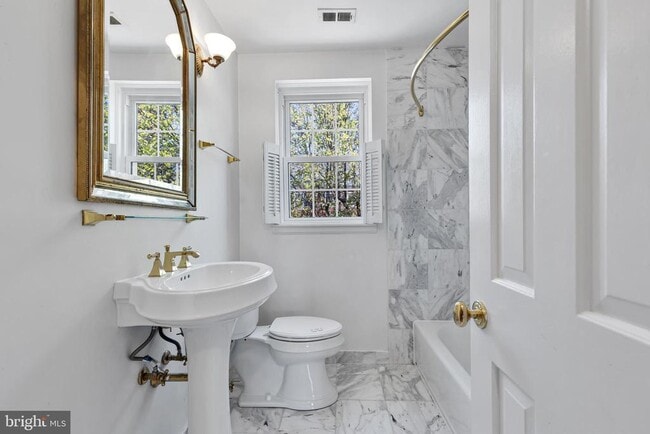 Building Photo - 3011 S Buchanan St