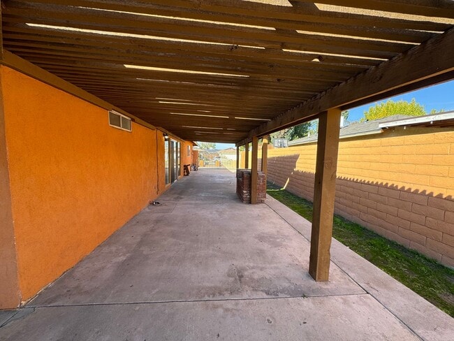 Building Photo - Spacious SW Bakersfield home!