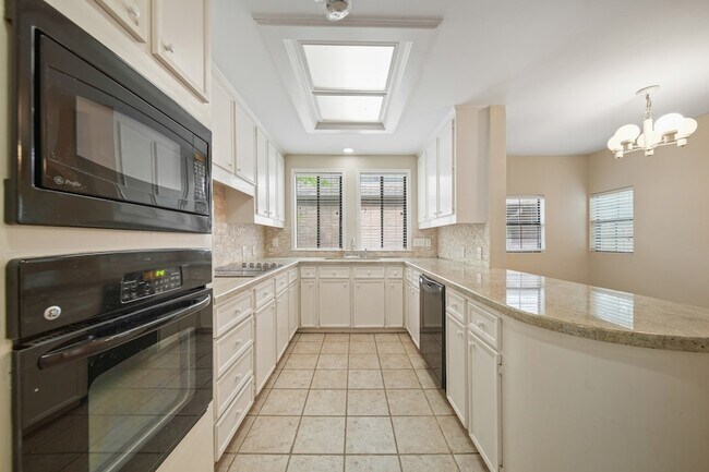 Building Photo - 130 Sugar Berry Cir