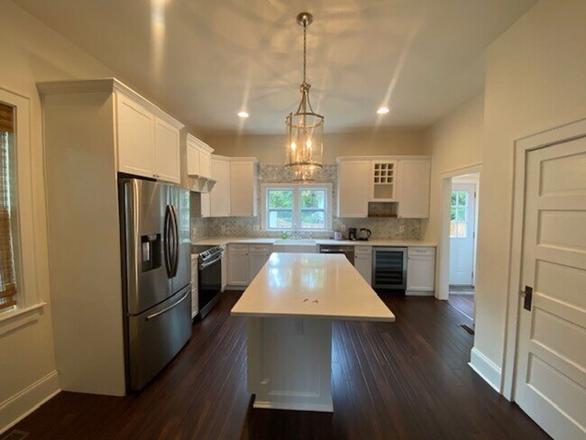 Building Photo - Georgous 5 bedroom 2.5 bath home in Downto...