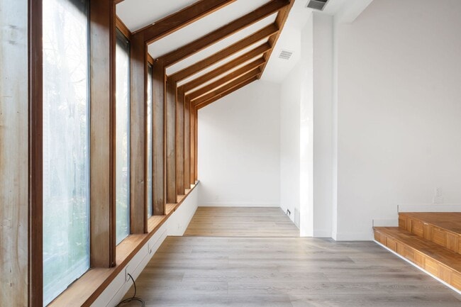 Building Photo - 7414 NE 6th Ave