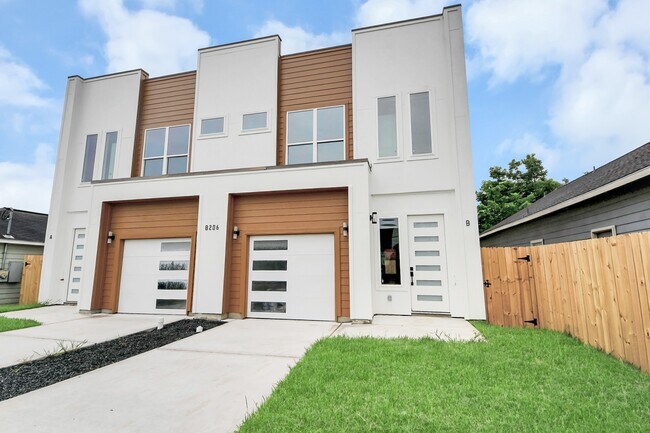 Building Photo - 8206 Colonial Ln