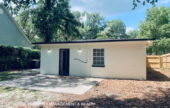 Building Photo - Cozy 3 Bed/1.5 Bath Home with Detached Gar...
