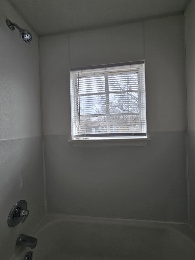 Building Photo - 722 S Hunter