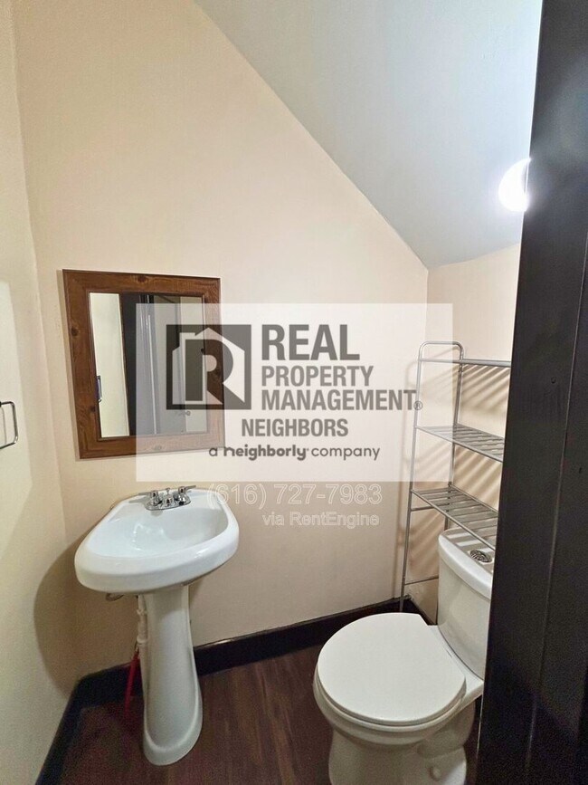 Building Photo - 216 Lafayette Ave NE