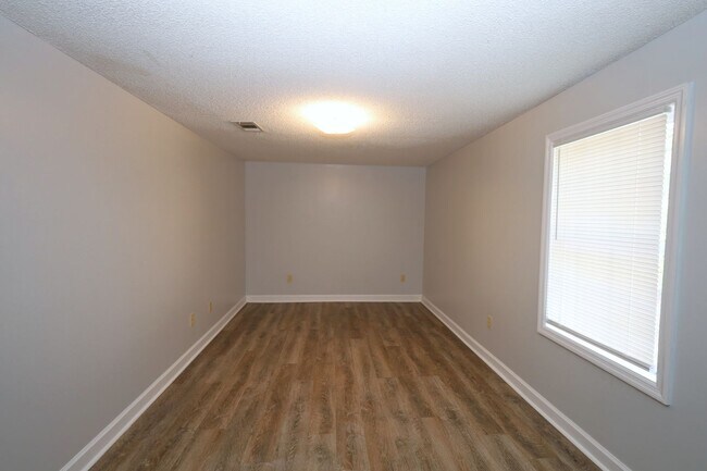 Building Photo - 2948 Dogwood Cir