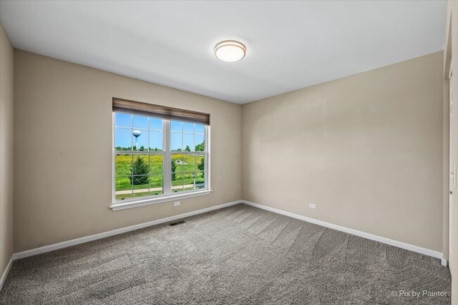 Building Photo - 1058 E Danbury Dr