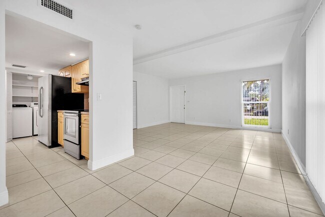 Building Photo - Beautiful Renovated 3/1